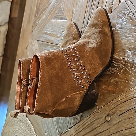 LUCKY BRAND pointed suede western style booties! 6.5 - Picture 1 of 4